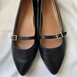 Vionic Delilah black leather flats